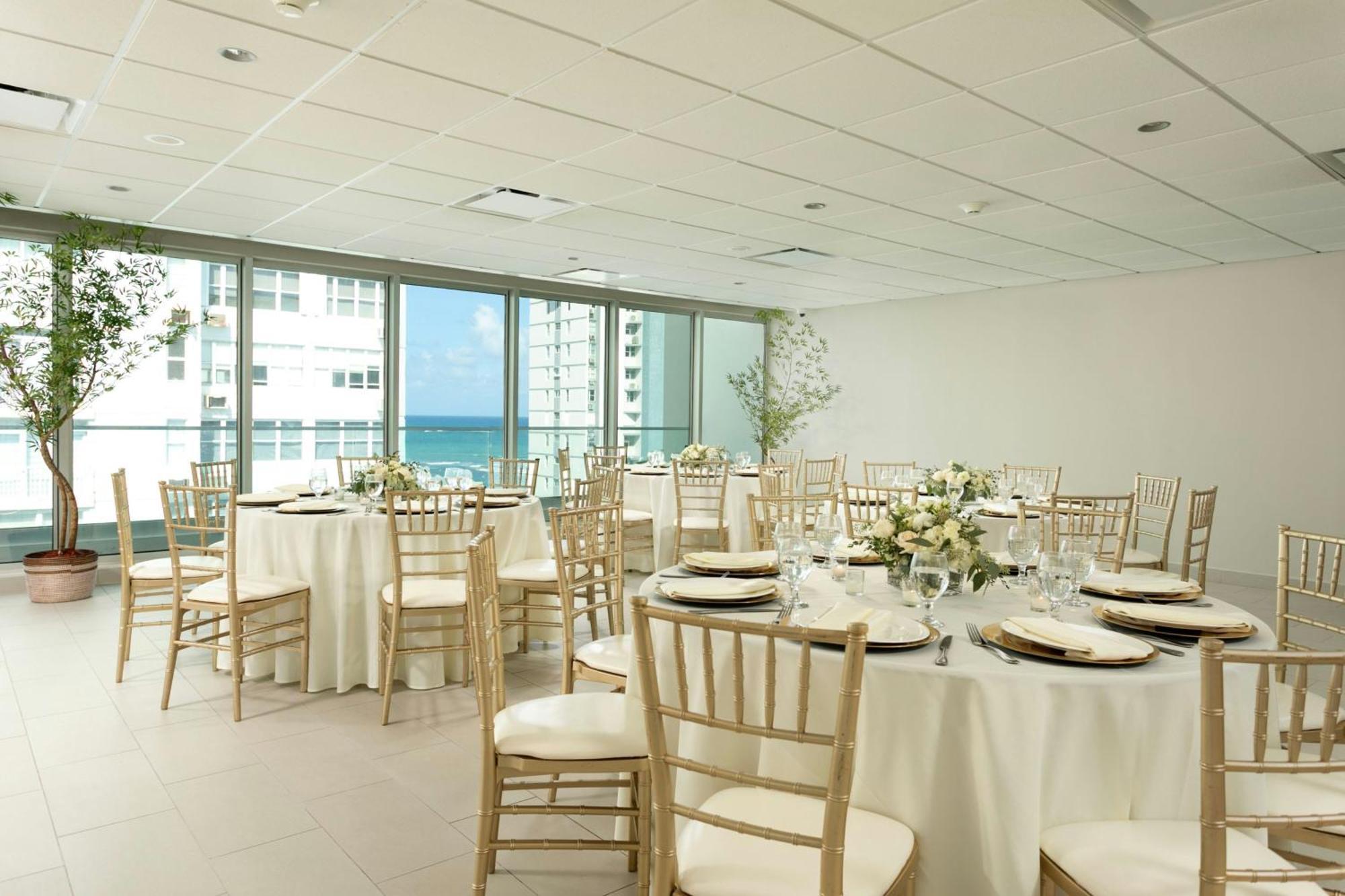 Casa Costera, Isla Verde Beach, Apartments By Marriott Bonvoy San Juan Bagian luar foto